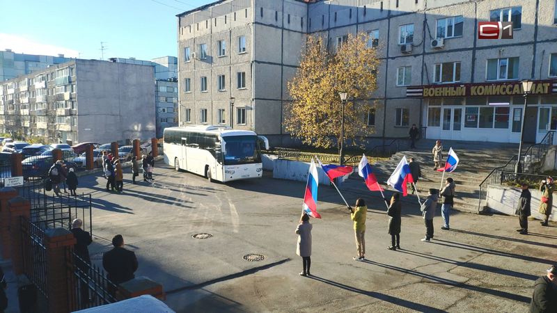 Группу югорчан-добровольцев проводили из Сургута для участия в СВО