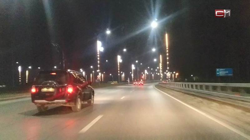 Дорогу к аэропорту Сургута украсили подсветкой: впечатления горожан. ВИДЕО