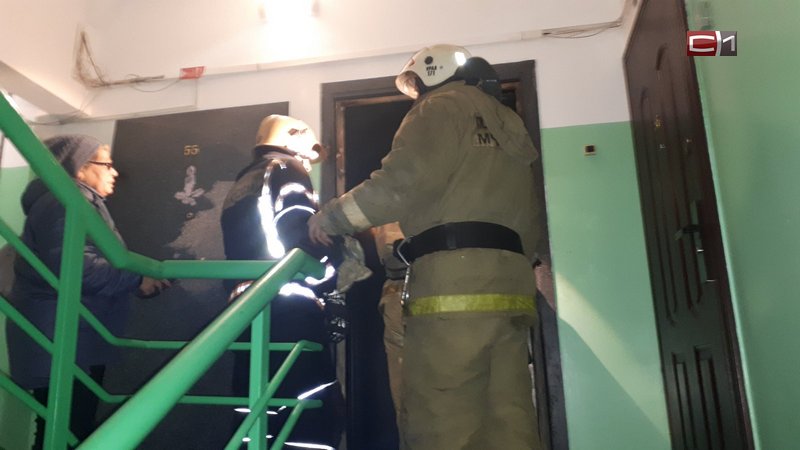 Пожарные в Сургуте эвакуировали мужчину из загоревшейся квартиры