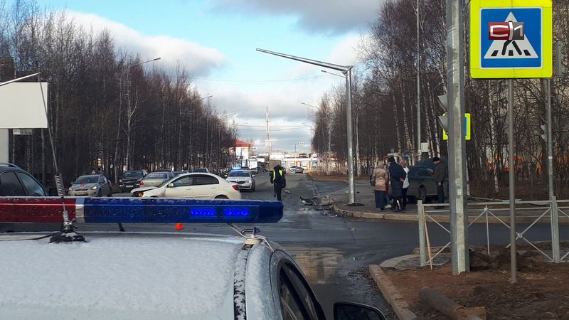 Два водителя не поделили дорогу в Сургуте – зацепило пешехода на тротуаре. ФОТО