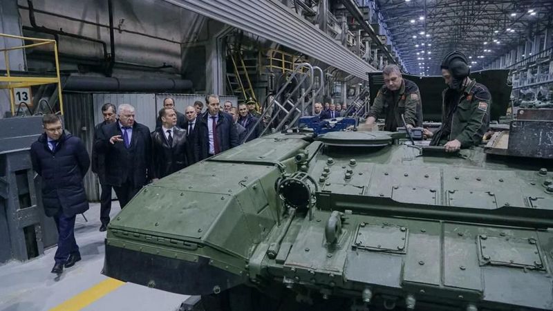 Дмитрий Медведев и полпред в УрФО посетили завод по производству танков