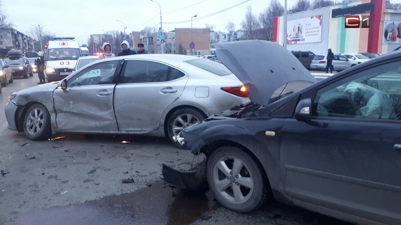 Автомобиль с тремя детьми попал в ДТП в Сургуте