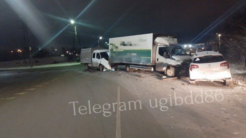 После удара отбросило на встречную полосу — авария с 3 авто в Нефтеюганске