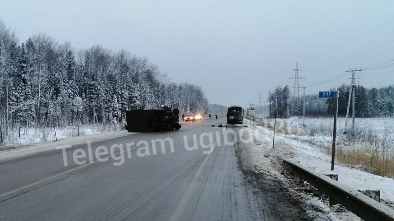 «Газель» столкнулась с микроавтобусом на трассе между Тюменью и Ханты-Мансийском