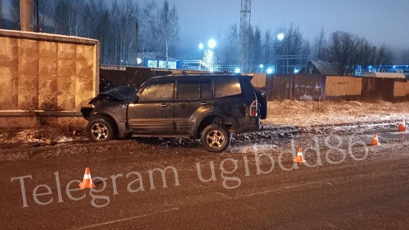В Югре водитель «Мицубиси» не справился с управлением и влетел в бетонный забор