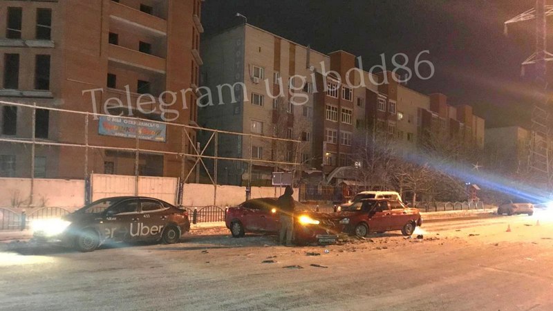 Массовая авария в Сургуте: столкнулись 4 машины, есть пострадавшие