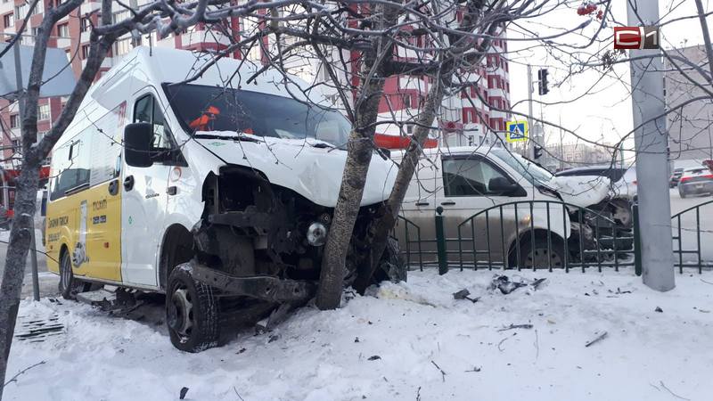 Авария с пассажирской маршруткой в Сургуте - «Газель» угодила в дерево