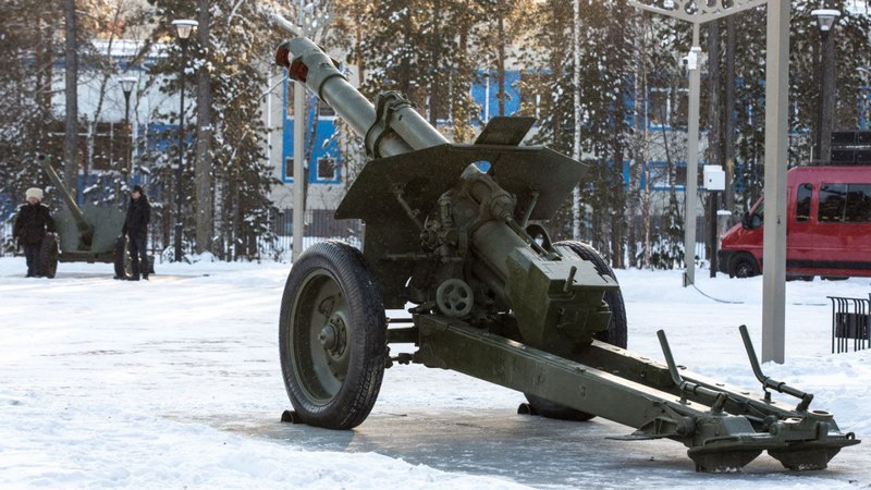 Пушку-гаубицу Д-20 и пушку Д-44 установили в одном из скверов Сургута