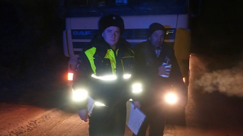 Инспекторы ДПС спасли замерзающего дальнобойщика на трассе в Югре