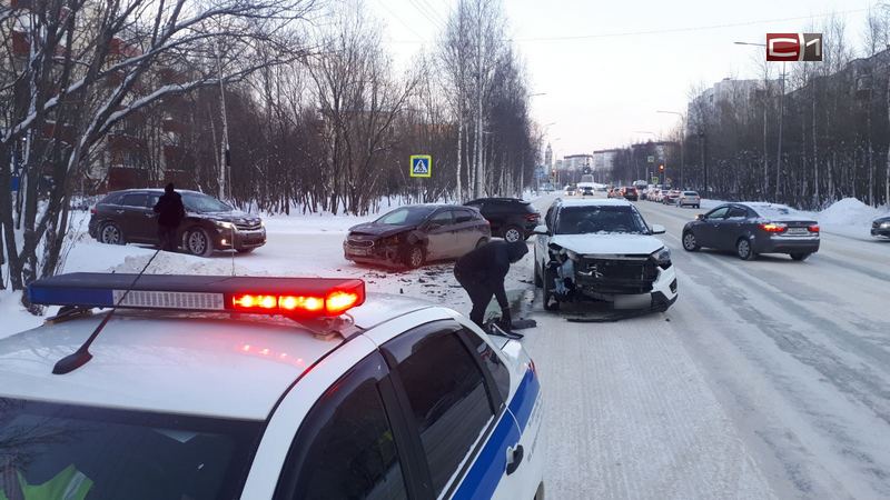 Выезжая со двора, не пропустила машину — авария на улице Майской в Сургуте