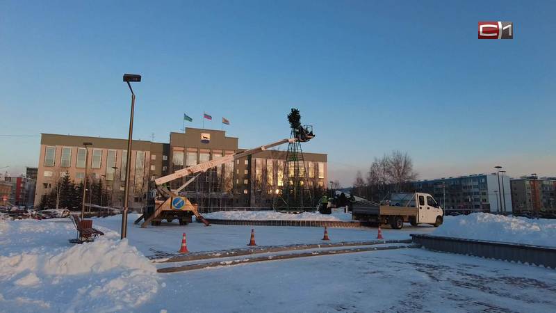 На площади Советов в Сургуте начали установку главной елки