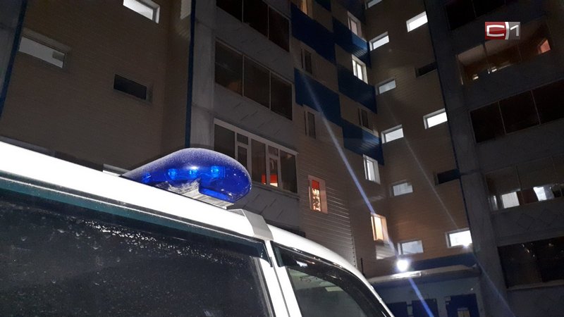 Ребенок выпал из окна многоэтажки в Сургуте