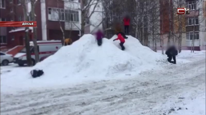 Опасные снежные кучи во дворах: ГАИ Сургута обратилась к коммунальщикам