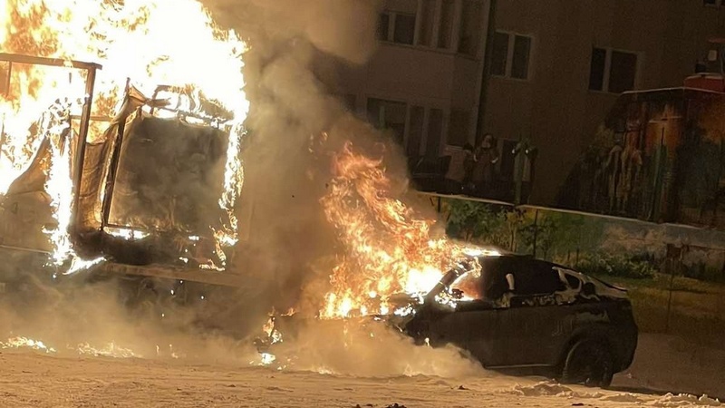 Иномарка и фургон горели в одном из дворов Сургута этой ночью. ВИДЕО