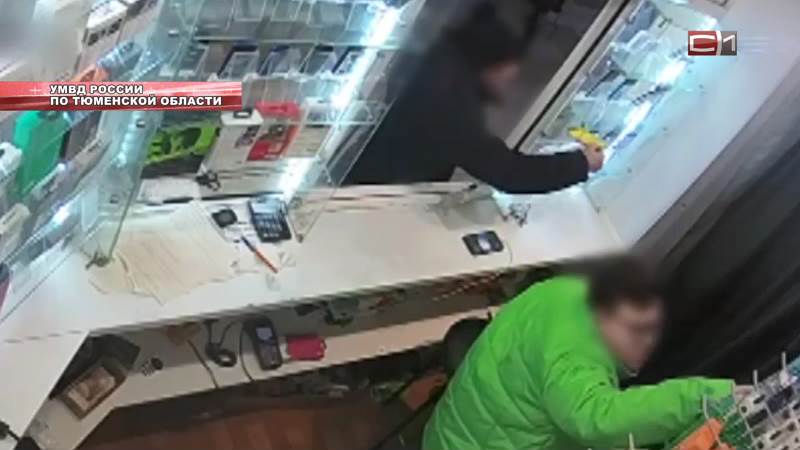 Взял и ушел: в Тюмени покупатель украл телефон прямо с витрины