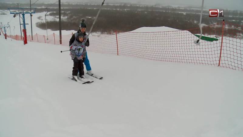 В Тюменской области детей с особенностями здоровья учат кататься на лыжах