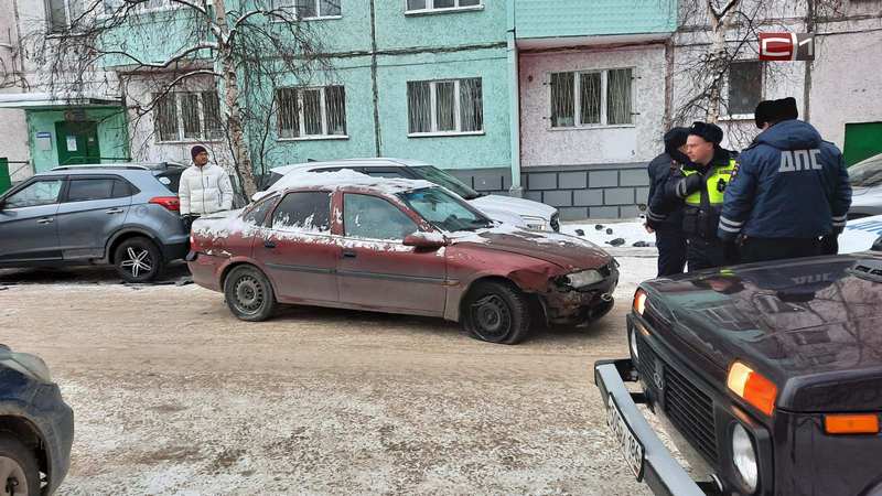 Молодой водитель без прав устроил массовую аварию во дворе на Ленина в Сургуте