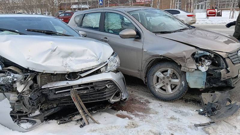 Авария на улице Маяковского в Сургуте: пострадала беременная женщина