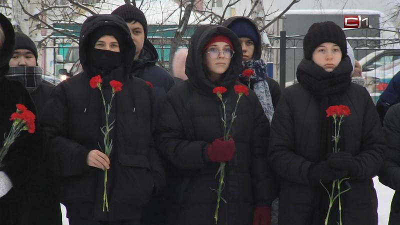 В одной из школ Сургута открыли мемориальную доску памяти героя, погибшего в СВО