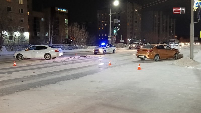 В ДТП на улице Республики в Сургуте пострадали два человека