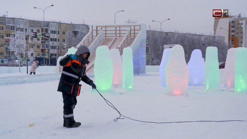 Успеть до Нового года. Ледовые мастера Сургута спешат закончить работу в городках