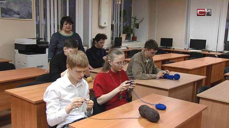 Студенты Сургута своими руками вяжут теплые вещи для военнослужащих в зоне СВО