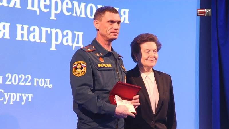 Лучших пожарных и спасателей отметила наградами губернатор Югры