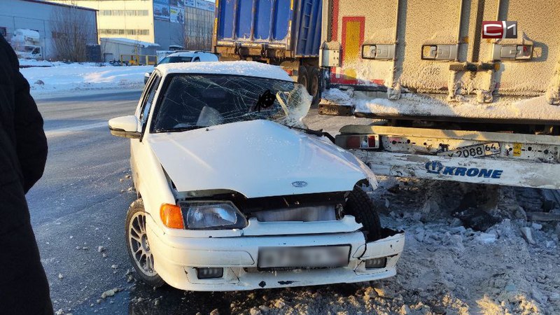 Автоледи врезалась в припаркованный на обочине дороги грузовик в Сургуте