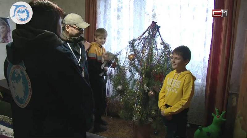 Волонтеры из Югры вручили детям Донбасса подарки к Новому году