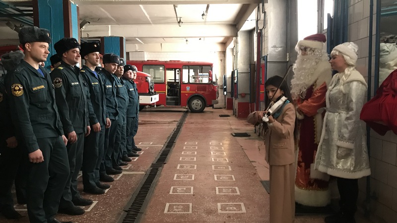 Юная скрипачка из Сургута сыграла для пожарных, работающих в Новый год. ВИДЕО