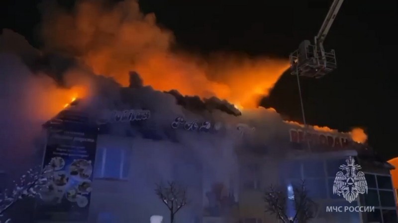 Крупный пожар в Югре: загорелось двухэтажное здание кафе