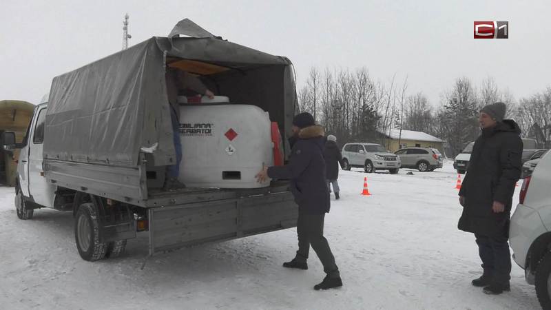 На загородных трассах Сургутского района спасатели установили пункты обогрева