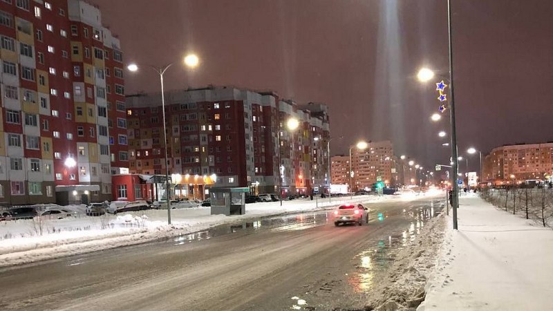 Дорогу на улице Мира в Нижневартовске залило холодной водой