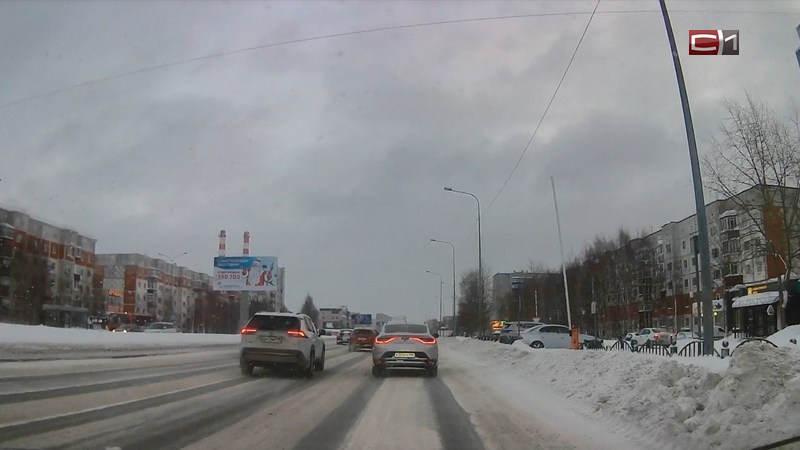 Пробки на дорогах. Сургут приводят в порядок после обильного снегопада