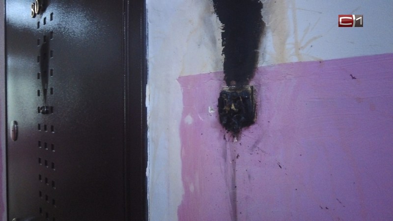 Уничтожены коляска, дверной звонок — в многоэтажке Сургута завелся поджигатель