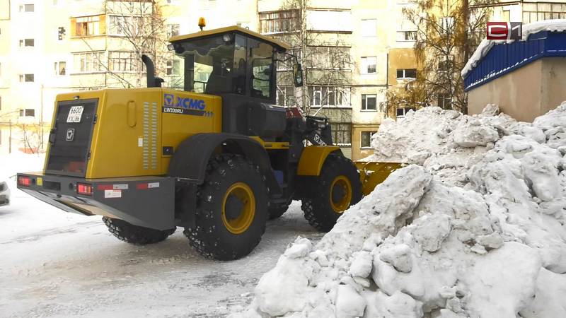 Больше 80 единиц техники в разгар дня очищали улицы Сургута от снега