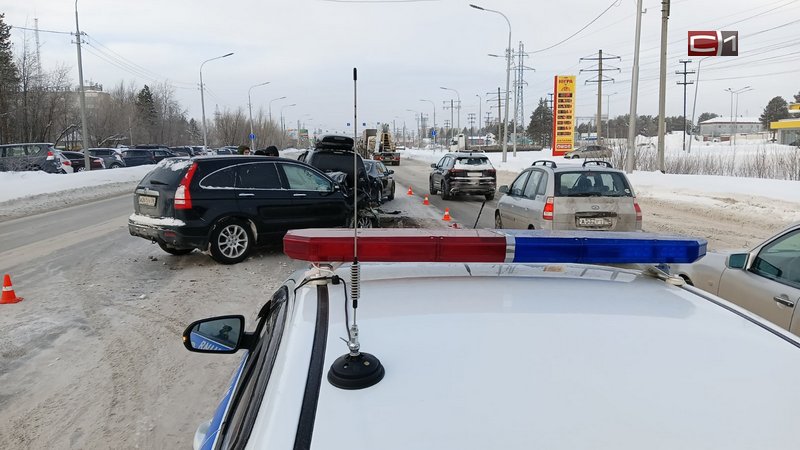 Врезался на полном ходу: водитель устроил ДТП на Нефтеюганском шоссе в Сургуте