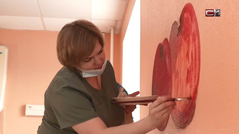 Врач Сургутского травмцентра украшает стены медучреждения рисунками