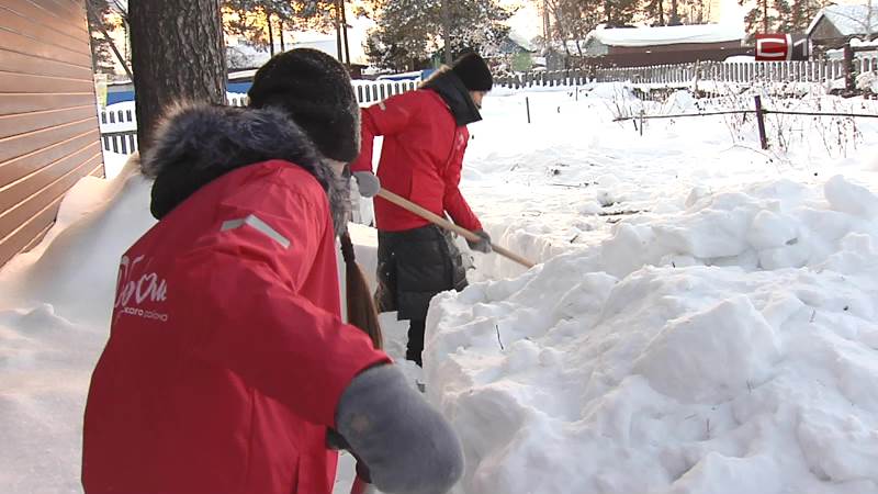 В Сургутском районе волонтеры помогают пожилым с уборкой снега