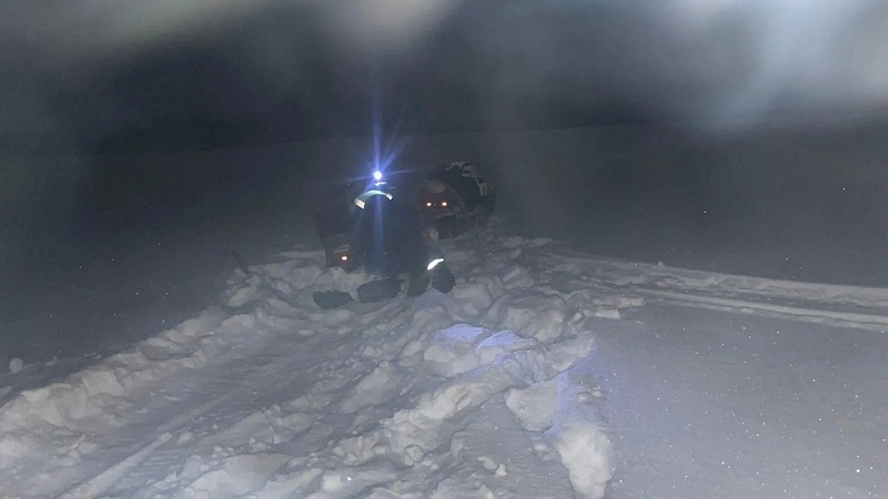 Югорские спасатели помогли выбраться мужчине, застрявшем на реке на снегоходе
