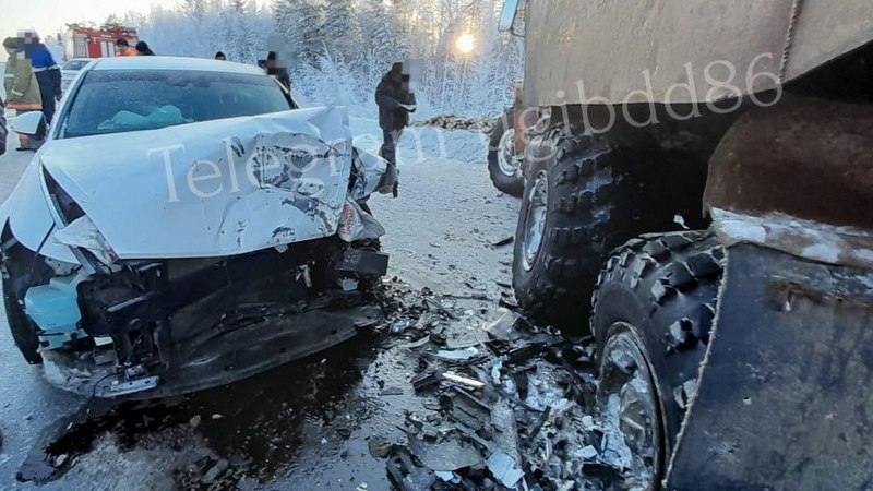 Три авто столкнулись на трассе в Югре из-за нарушений ПДД водителем «Урала»
