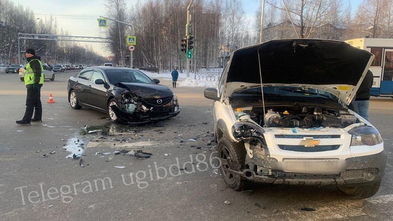Трехлетняя девочка пострадала при столкновении машин в Нижневартовске