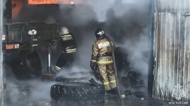 МЧС опубликовало кадры с тушения крупного пожара в Нижневартовске