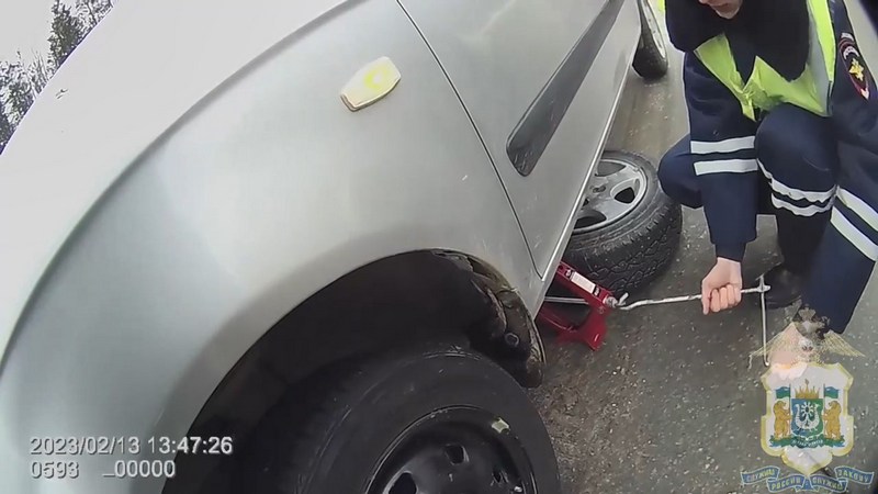 Сотрудники полиции помогли пенсионерке починить авто на трассе Югры