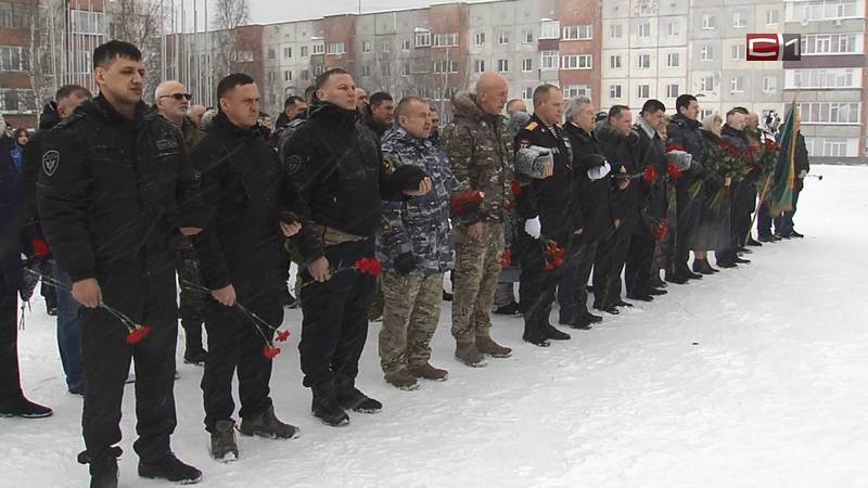 В честь Дня защитника Отечества в Сургуте возложили цветы к Вечному Огню