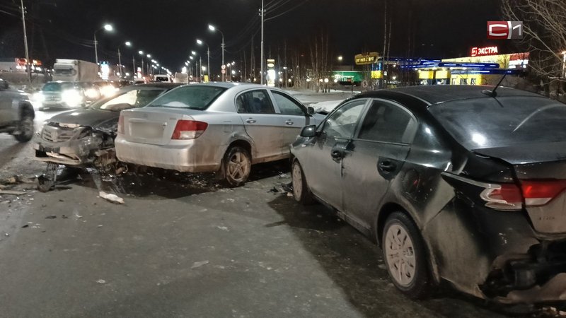Массовая авария на Нефтеюганском шоссе в Сургуте: пострадали трое. ФОТО