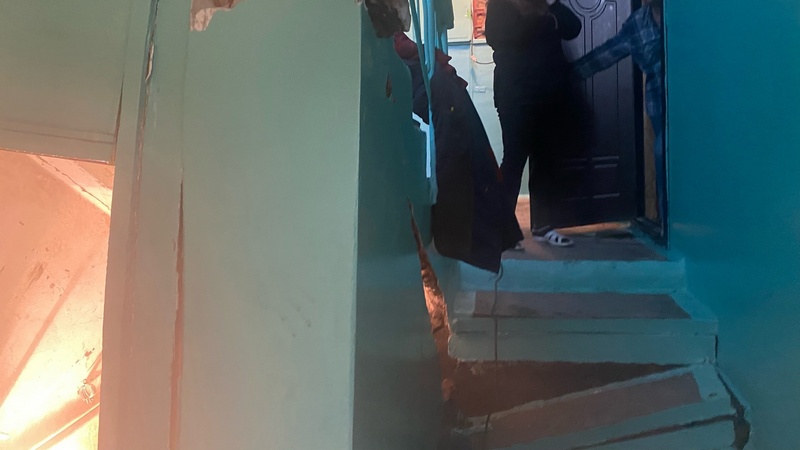 В одном из домов Нижневартовска обрушилась лестница