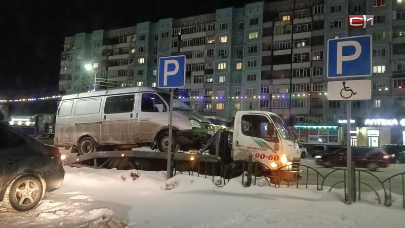 «Газель» в Сургуте протаранила несколько автомобилей, стоящих на светофоре