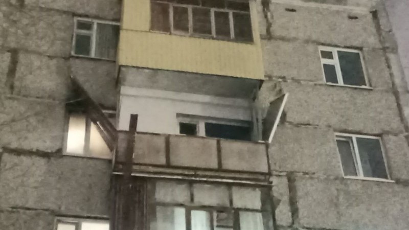 На Островского в Сургуте ЧП: из-за хлопка в квартире выбило окна и балкон