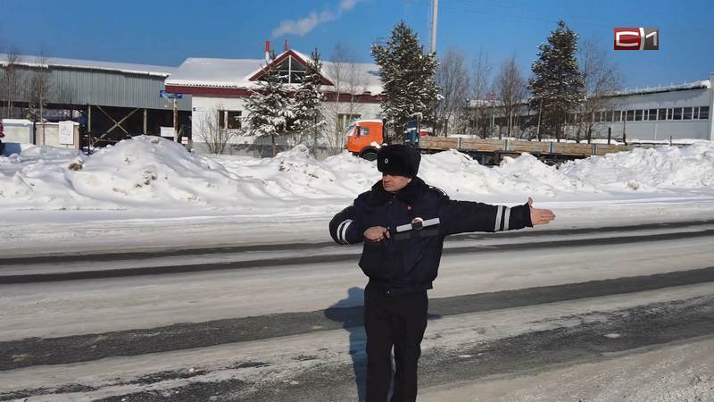 Автоледи Белого Яра получили поздравления от сотрудников ГИБДД